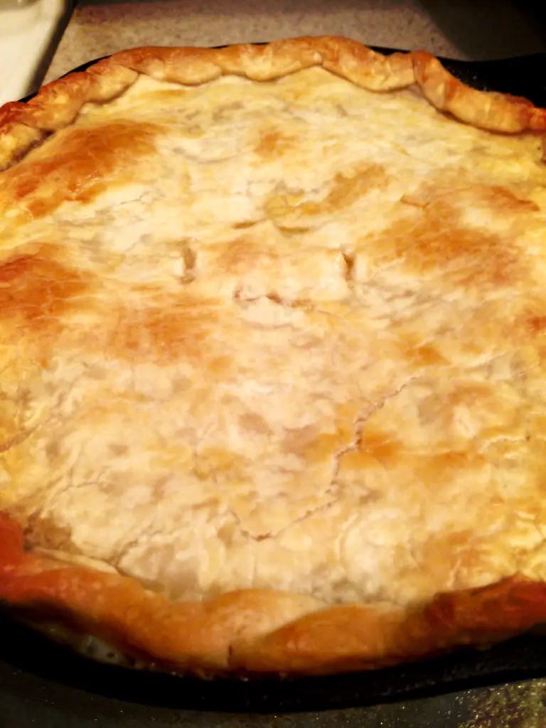 Super Easy Chicken Pot Pie Recipe that takes minutes to prepare and a pre-made pie crust on the top and bottom. Be sure to give a try! simplylakita.com #easyrecipe #chicken