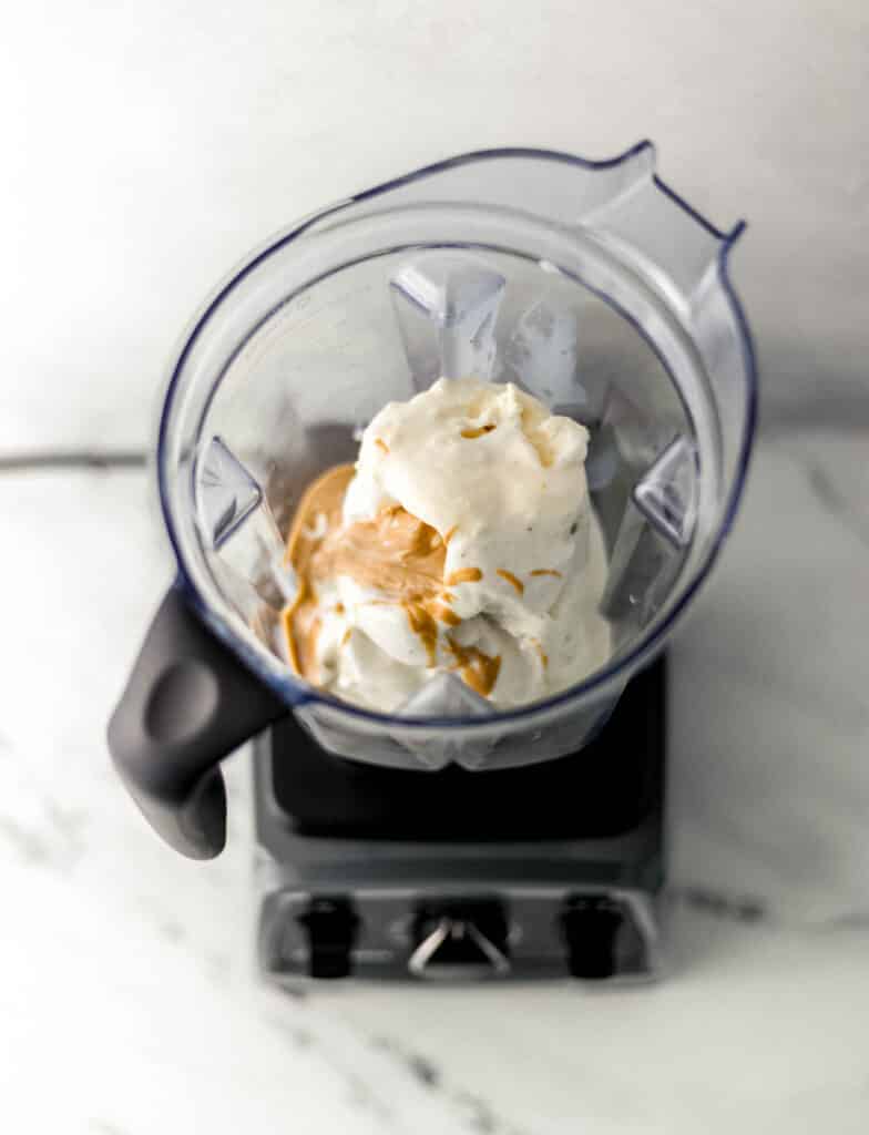 ingredients to make milkshake in blender. 
