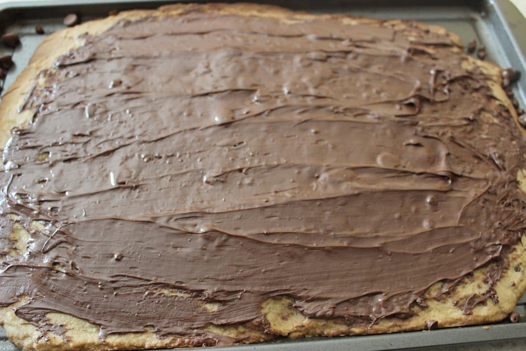 melted chocolate spread on top of cookies 