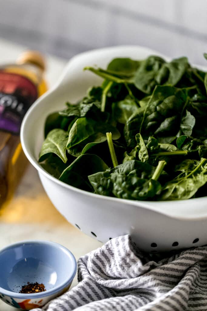 close up side view of ingredients for sauteed garlic spinach