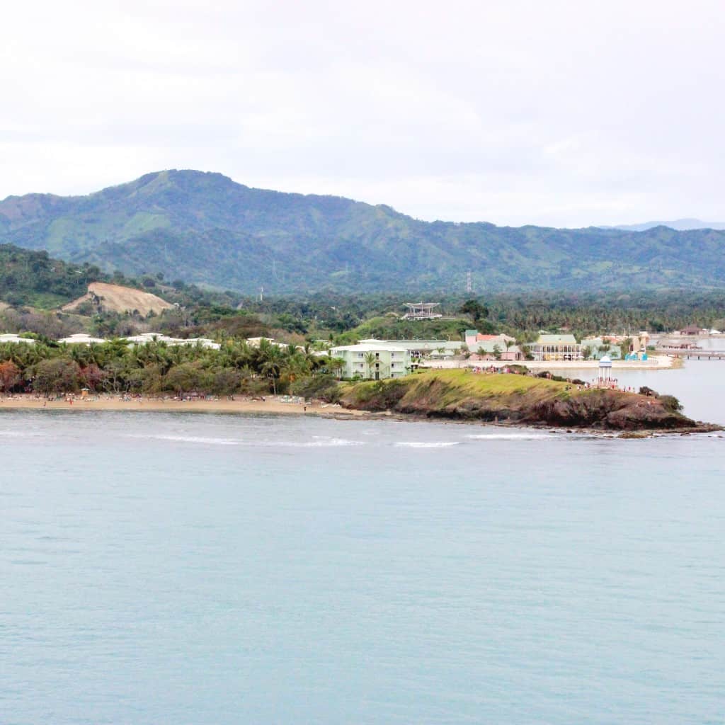 caribbean scenery with mountains in the background 