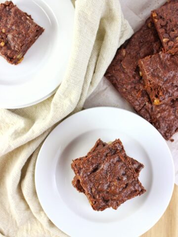 Vegan Brownies - Rich, fudgy, chewy brownies that take little time to prepare and are totally vegan. A delicious treat the whole family will enjoy. simplylakita.com #vegan #brownies