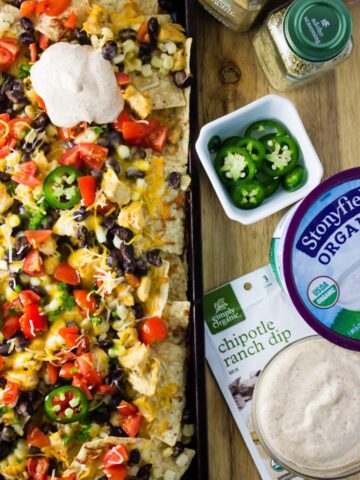 Chicken Nachos – Enjoy these delicious nachos with yogurt-marinated chicken and a chipotle ranch sauce. Perfect Game Day Food! Simplylakita.com #nachos #gameday
