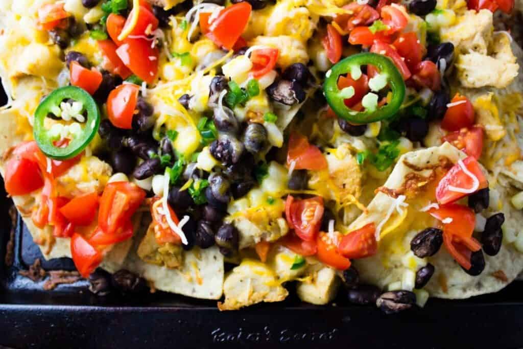Chicken Nachos – Enjoy these delicious nachos with yogurt-marinated chicken and a chipotle ranch sauce. Perfect Game Day Food! Simplylakita.com #nachos #gameday