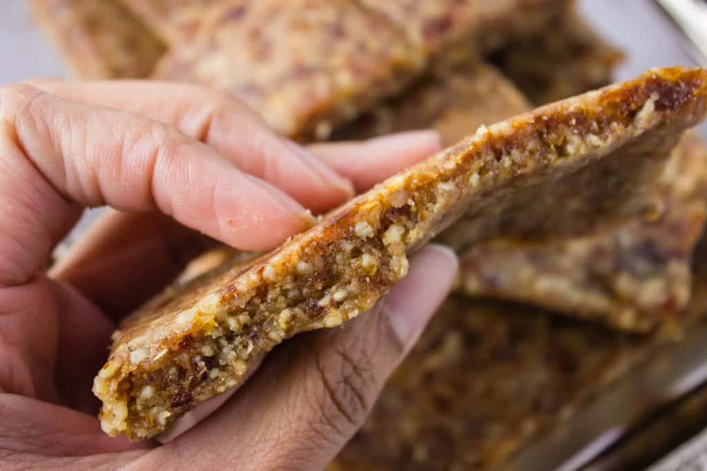 Homemade Lemon Larabars - These bars are vegan, sweet, tangy, and so easy to make yourself at home. The perfect way to boost your energy naturally. simplylakita.com #vegan