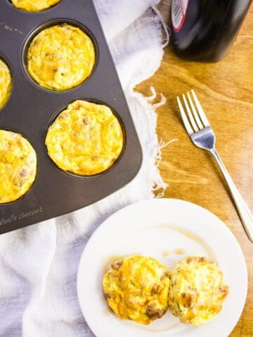 Pancake Egg Cups - Start your day off right with mini pancakes, sausage, and egg in a delicious muffin cup. Easy to make and perfect for travel. simplylakita.com #breakfast