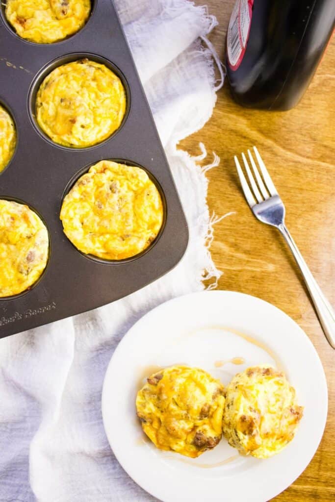 Pancake Egg Cups - Start your day off right with mini pancakes, sausage, and egg in a delicious muffin cup. Easy to make and perfect for travel. simplylakita.com #breakfast