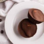 Chocolate S'mores Cups - This snack is terrific to make, indulgent, and delicious with a glass of milk. Everything you love about s'mores in one sweet bite. simplylakita.com #smores #chocolate