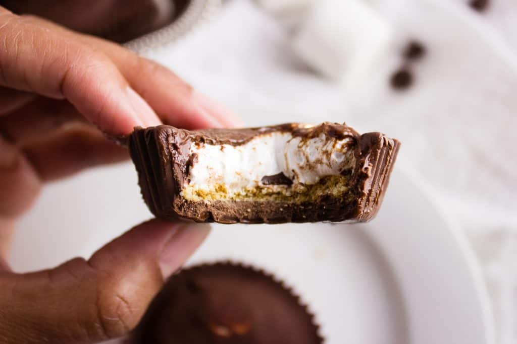 Chocolate S’mores Cups - This snack is terrific to make, indulgent, and delicious with a glass of milk. Everything you love about s'mores in one sweet bite. simplylakita.com #smores #chocolate