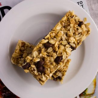 Chewy Chocolate Chip Granola Bars - This recipe makes a batch of simple, soft, and delicious granola bars that are the perfect mid-day snack. simplylakita.com #vegan #granola