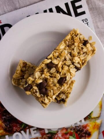 Chewy Chocolate Chip Granola Bars - This recipe makes a batch of simple, soft, and delicious granola bars that are the perfect mid-day snack. simplylakita.com #vegan #granola