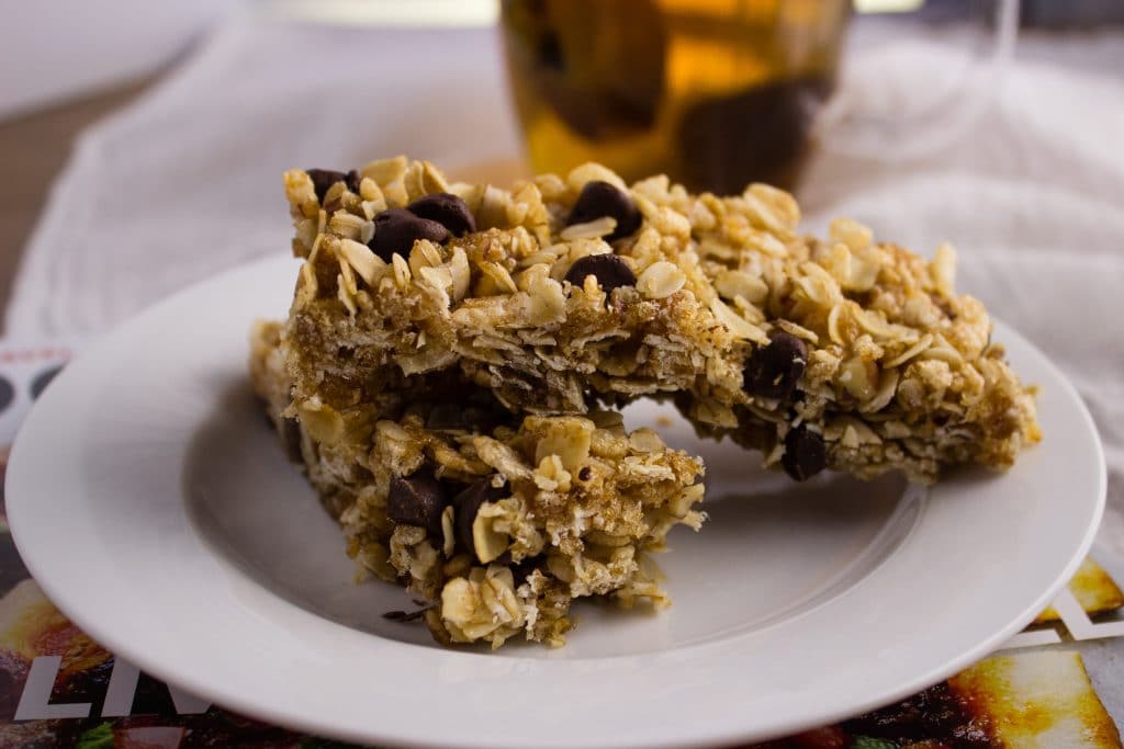 Chewy Chocolate Chip Granola Bars - This recipe makes a batch of simple, soft, and delicious granola bars that are the perfect mid-day snack. simplylakita.com #vegan #granola