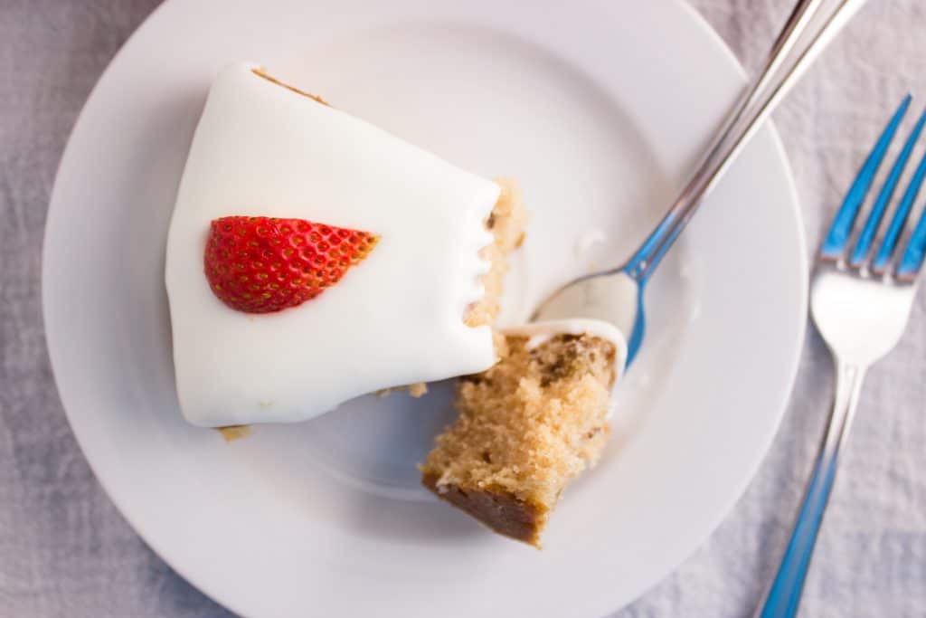 Strawberry Preserves Cake - Easy to make cake that incorporates strawberry preserves and is topped with a delicious lemon glaze. simplylakita.com #cake #strawberrypreserves