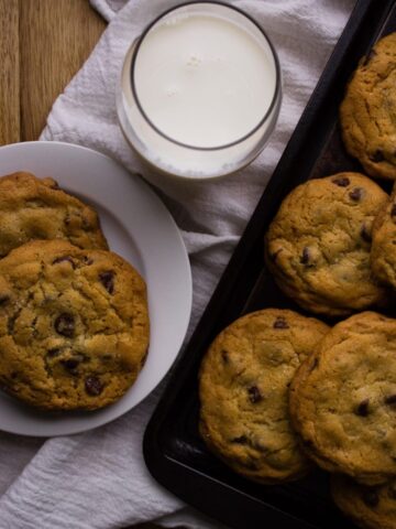 The classic New York Times Chocolate Chip Cookies is a recipe that has been made popular among food bloggers and so I decided to give it a try for myself. simplylakita.com #cookies #chocolatechipcookies