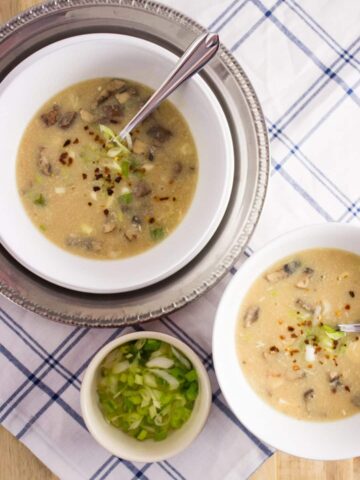 Hot and Sour Soup - Make this version of a take-out soup favorite at home and save your money. Few ingredients and full of flavor! simplylakita.com #soup #hotandsour #vegan