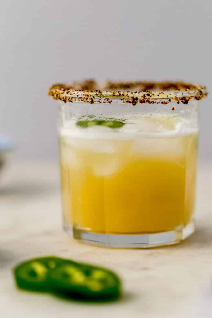 close up side view jalapeno margarita with jalapeno slices