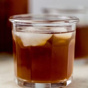 side view of tea in a glass with ice