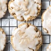 Overhead view of finished cookies on rack on pin with text overlay.
