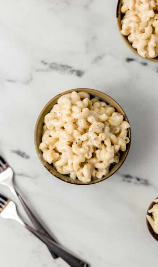 overhead view of bowl of mac and cheese 