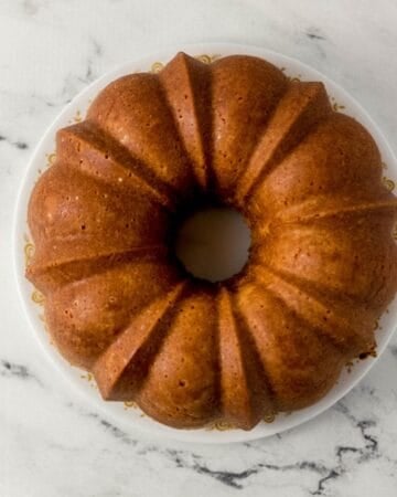 Overhead view of whole cake on a plate.